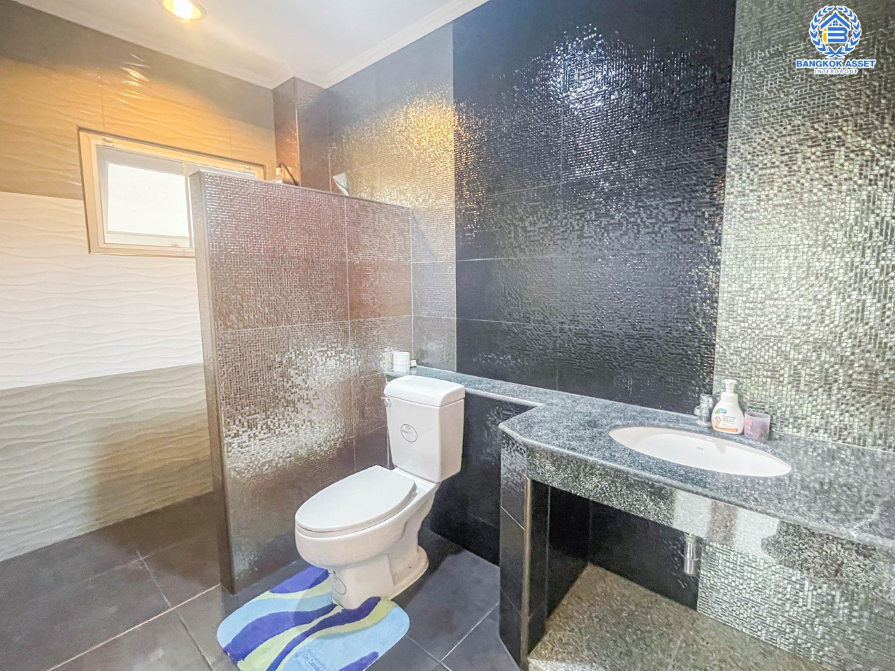 บ้านเดี่ยวมือสองย่านนนทบุรี ม.ธารา ราชพฤกษ์-ปิ่นเกล้า บ้านสวย พร้อมอยู่ เนื้อที่ 56 ตร.ว. ฟังก์ชัน 3 ห้องนอน 3 ห้องน้ำ 2 ที่จอดรถ แถมฟรี !!! เครื่องปรับอากาศ 2 เครื่อง+เครื่องดูดควัน 1 เครื่อง บนทำเลเชื่อมสู่ถนนกาญจนาภิเษก รายล้อมด้วยสิ่งอำนวยความสะดวกครบครัน ใกล้รถไฟฟ้าสายสีแดงอ่อน "สถานีตลิ่งชัน" และจุดขึ้นทางด่วน "ศรีรัช"